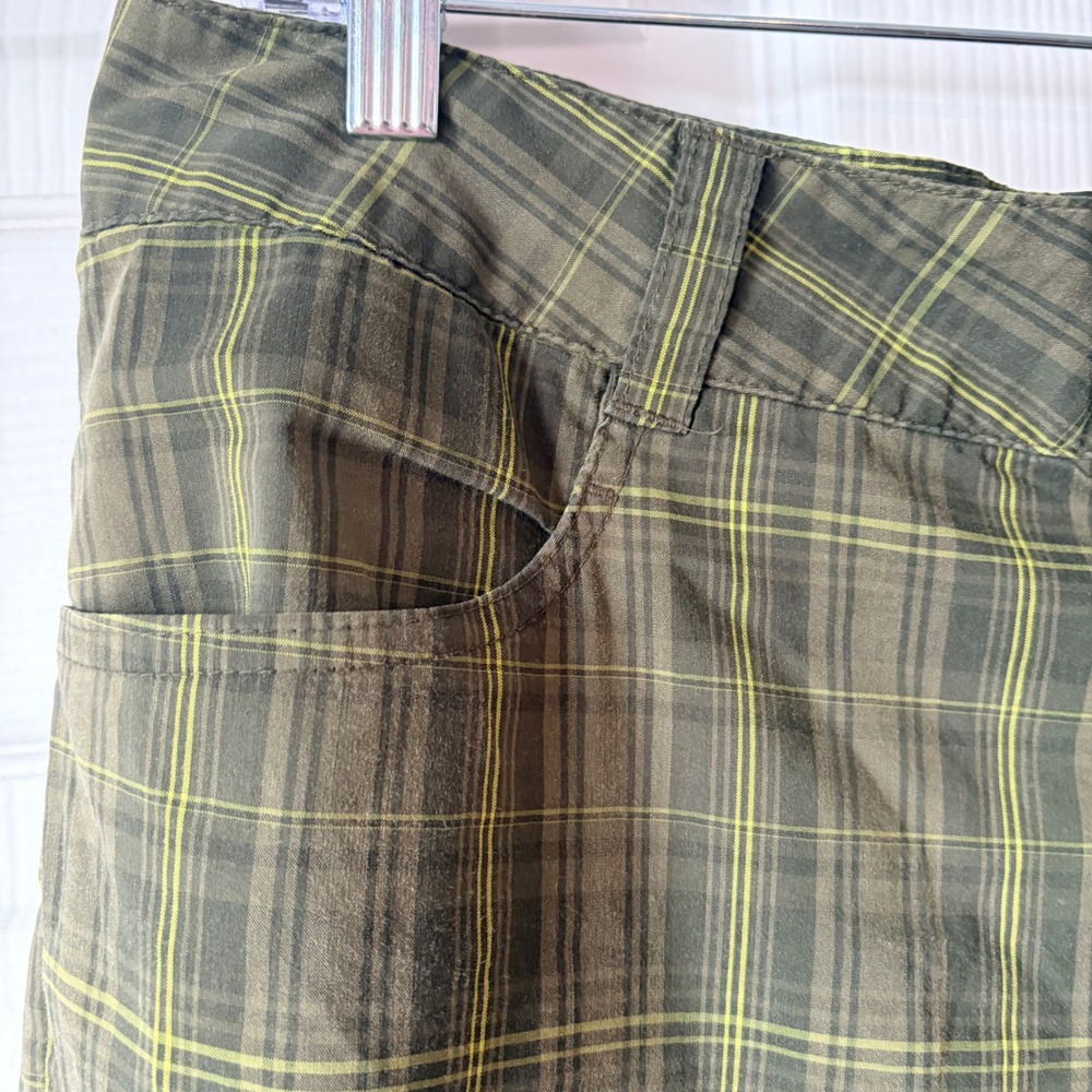 Columbia Titanium Womens 14 Olive Green Plaid Omni-Shade Hiking Utility Shorts - Picture 3 of 7